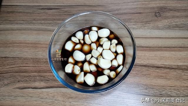 泡腊八蒜，记住“1切2腌3泡”，1天就变绿，炒菜蘸饺子脆又香