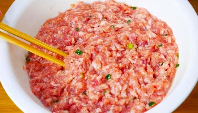 饺子肉馅不好吃？面点师教你正确调馅做法，饺子肉馅鲜嫩又多汁