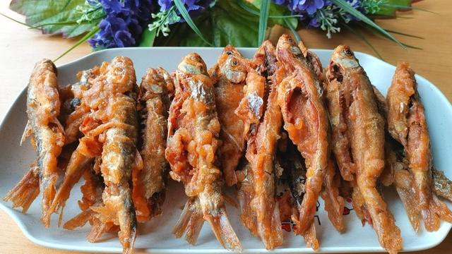 小鱼这样做，一口咬下去，连骨头都是酥酥的，还不怕鱼刺卡喉咙