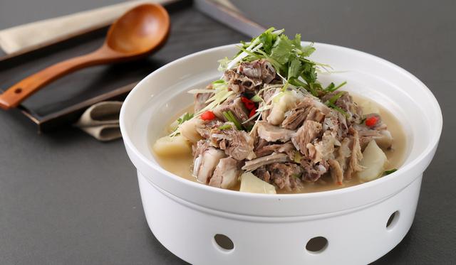 炖羊肉汤，做好“3不加”，保证汤鲜美浓白，肉软烂入味，没膻味