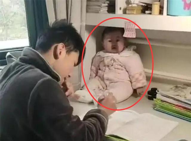【你的育儿经】哥哥边写作业边带娃，把妹妹当“吉祥物”，俩孩子相处模式太甜了