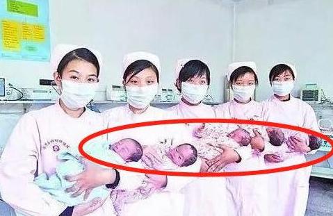 『超级宝妈』湖南孕妈生下五胞胎，60多名家属到场，得知孩子性别后笑出眼泪