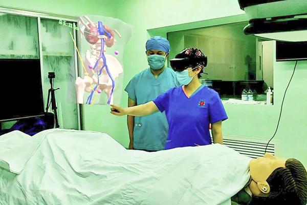 陈韵岱教授团队完成Mixed Reality +5G全息投影技术指导下远程静脉滤器植入术