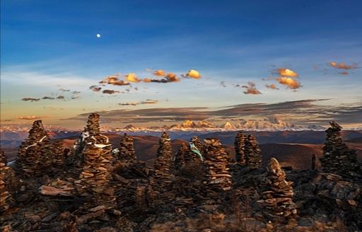 #旅行百事通#夕阳映照下的贡嘎山,让人在净化之中升华灵魂