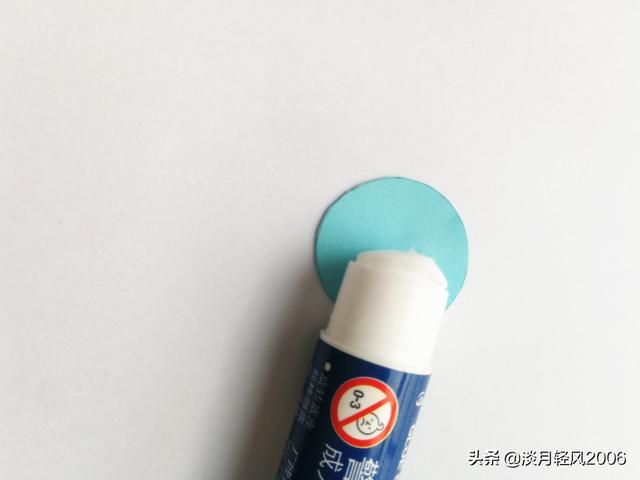 超级宝妈▲幼儿园简单小手工，用卡纸粘贴小鸟的教程，可以当手工作业