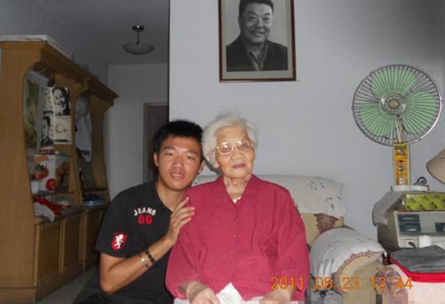 他是《小兵张嘎》老钟叔,跟妻子是影坛恩爱伉俪,妻子
