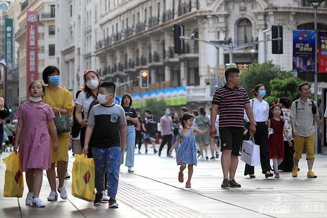 超级宝妈|逛街购物，“全家行动”过“六一”| 晨镜头