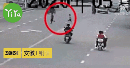 [你的育儿经]孩子横穿道路的后果惨不忍睹！家长一定要看好孩子