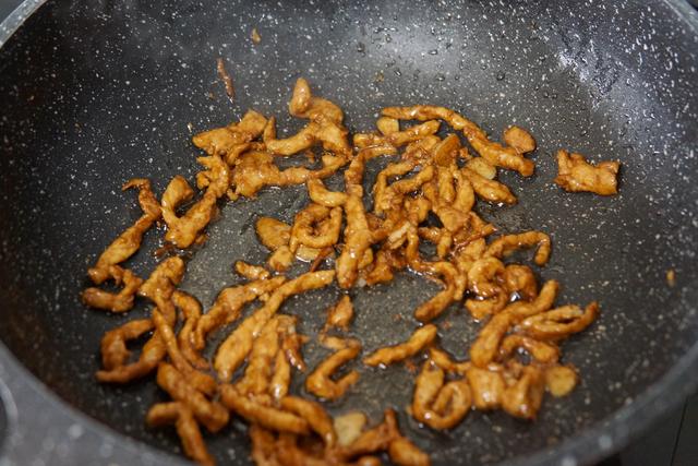 如何炒出翠绿的蒜苔？炒之前记得加一步，蒜苔不发黄，翠绿入味