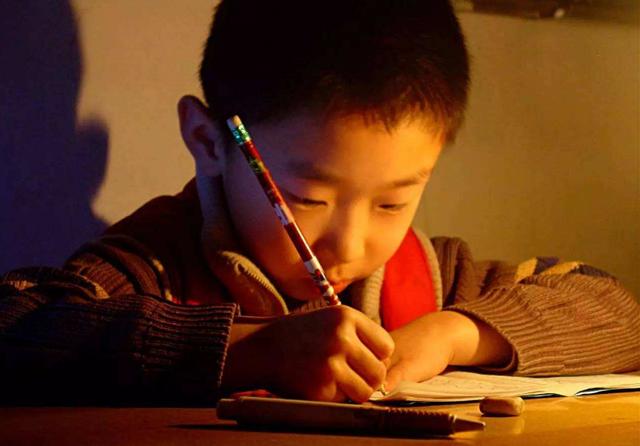 「超级宝妈」“老师,你睡了吗?”宝爸凌晨12点的一条消息,让家长群炸了锅