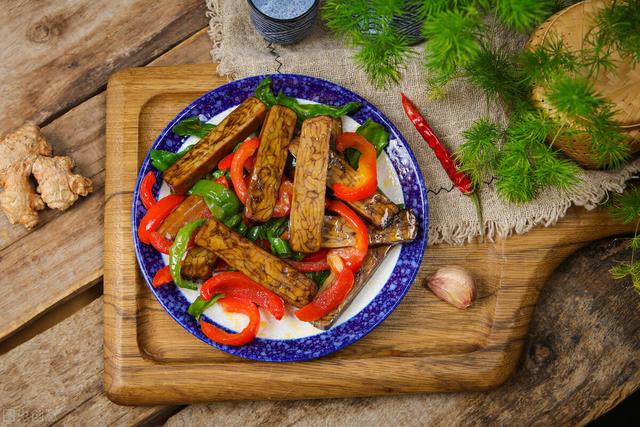辣椒炒豆干，香辣鲜香超下饭，口感爽脆又软嫩，做法简单的家常菜