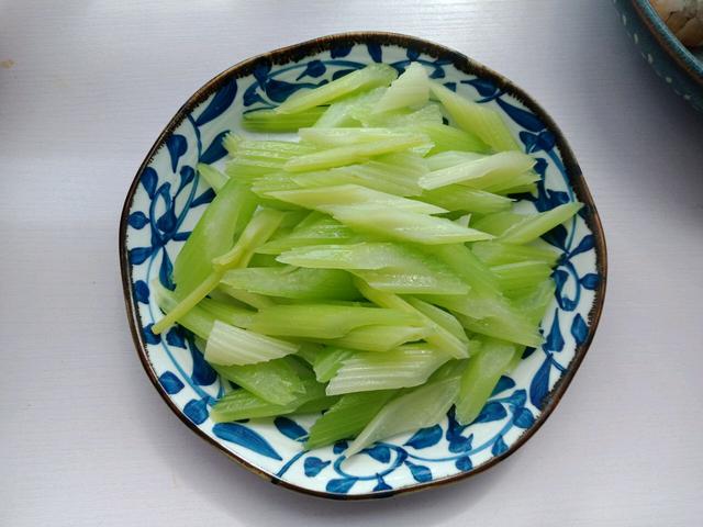 虾仁西芹，炒这种清淡菜的时候，牢记3点，做出来颜色鲜艳还鲜美