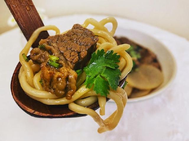 放开那块牛肉，交给电饭锅来