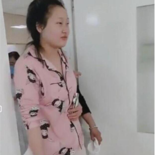 你的育儿经▲“最强悍产妇”火了，生完孩子直接走回病房，医师：可别大意