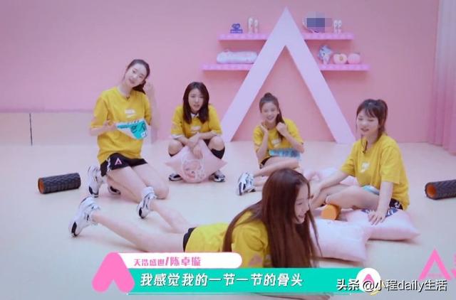 肆无忌惮的美|张艺凡给陈卓璇正骨，当镜头拍到围观学员的脸，笑得不要太开心