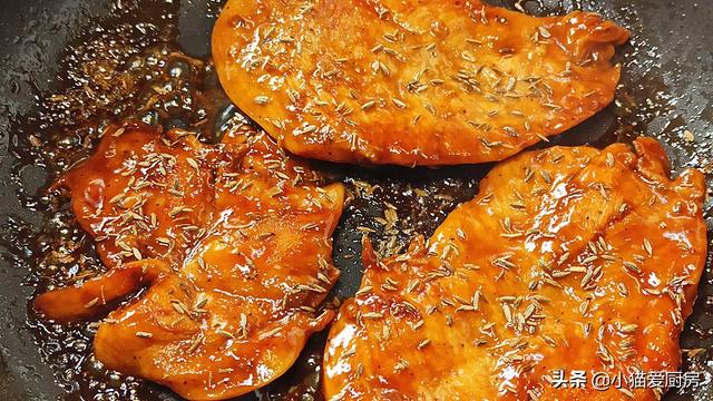 教你香煎鸡胸肉的做法，肉质软嫩不发柴，比买的鸡排好吃，真香