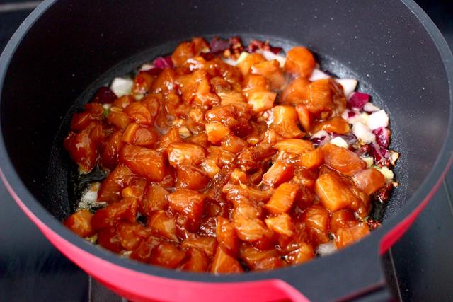 鸡胸肉只能做炸鸡排才好吃吗？教你1道双椒鸡丁，低脂营养，特香