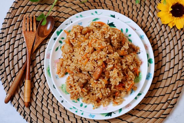 电饭锅版羊肉抓饭，简单易做，鲜香美味，几步就能轻松搞定