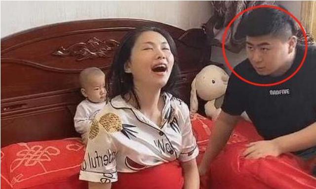 超级宝妈|一家三口午睡照片走红,父母熟睡娃却坐床头,网友:到底谁照顾谁