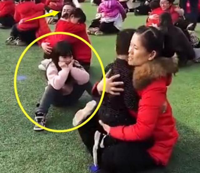 『你的育儿经』“假装抱到妈妈”，幼儿园亲子活动引争议，女孩父母没来太可怜