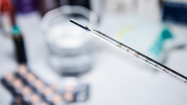 「超级宝妈」退烧药可以交替使用吗?儿科医生:给孩子用退热药,这四件事情要知道