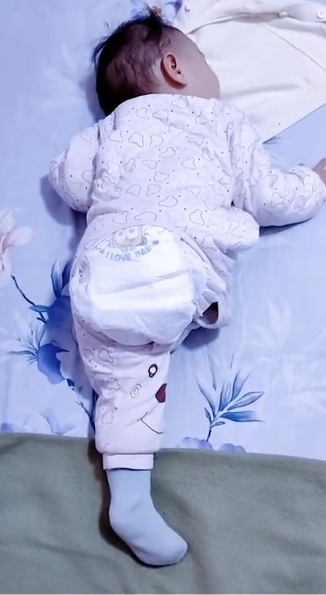 你的育儿经|宝宝奇葩睡姿大比拼，快来看看有没有你家宝宝的同款