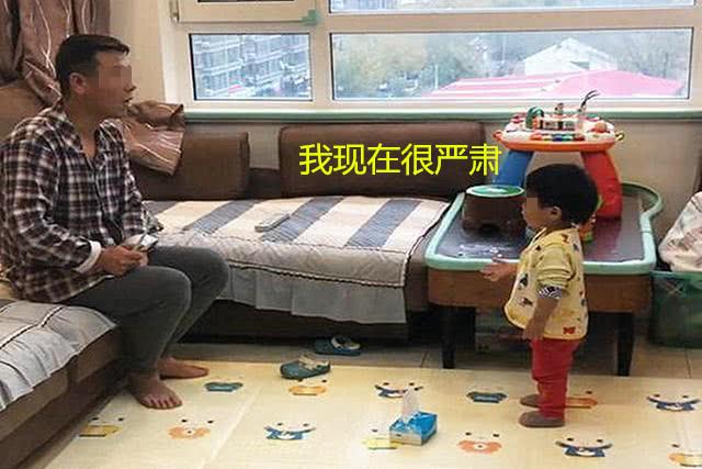 【超级宝妈】3岁女孩“训斥”爸爸无效，撸起袖子找帮手，说好的家庭地位呢？