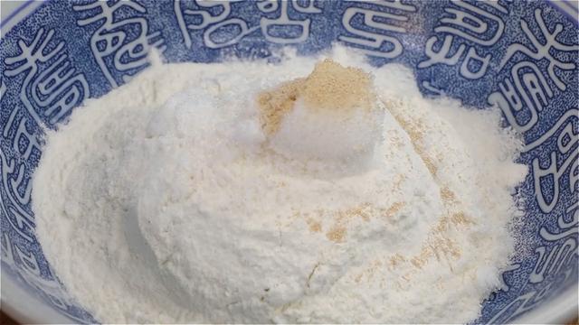 早餐试试这样做，不用揉不用擀，筷子搅一搅，出锅香甜松软，真香