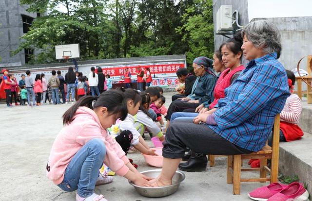 孩子孝不孝顺，小的时候就能看出来，有这些表现的要及时改正