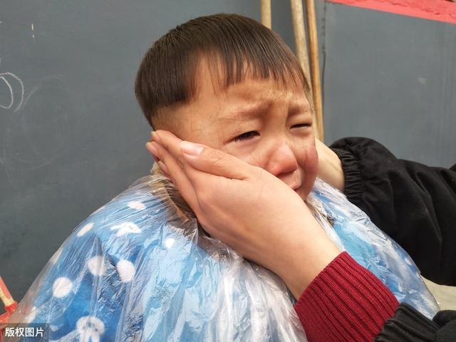 超级宝妈@宝宝满月被奶奶剃成光头，头发再也没长出来，医生怒斥：无知