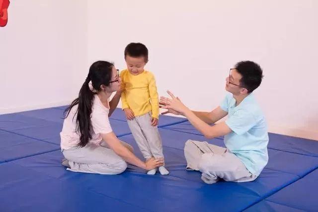 「超级宝妈」春天过半还不能出门锻炼？陪孩子在家这样运动，长个儿这事不耽误