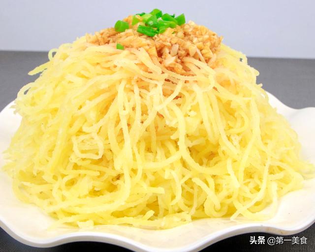 土豆丝到底怎么做才好吃？河南人冬天时就爱简单蒸一蒸