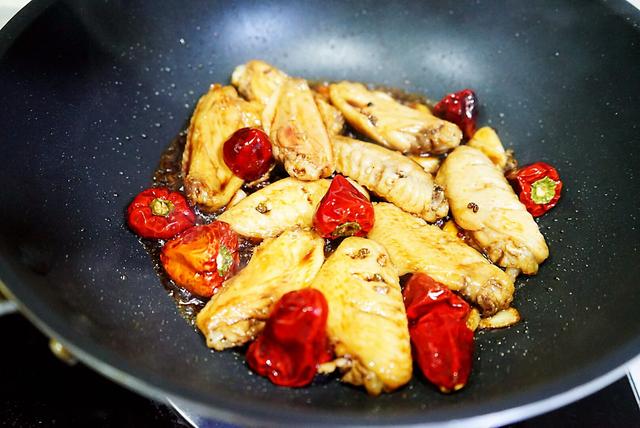 在家制作鸡翅麻辣香锅，食材丰富，营养更丰富，好吃到停不下来