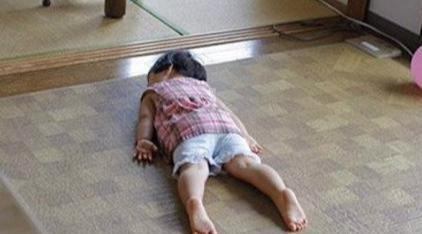 你的育儿经■3岁孩子还不会走，妈妈带着去医院检查，大夫轻声说报警吧