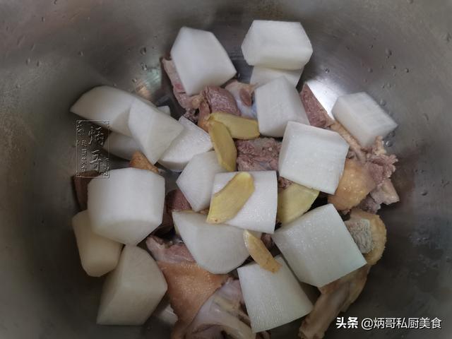 冬天，这食材和鸭肉是一对，炖汤清火去燥，隔天喝一次温暖过冬天