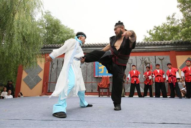 我的天！蔡徐坤、Angelababy、郭麒麟等跑男家族成员齐聚清明上河园！穿宋装、玩穿越，一起揭开这里的神秘面纱|影视交流地