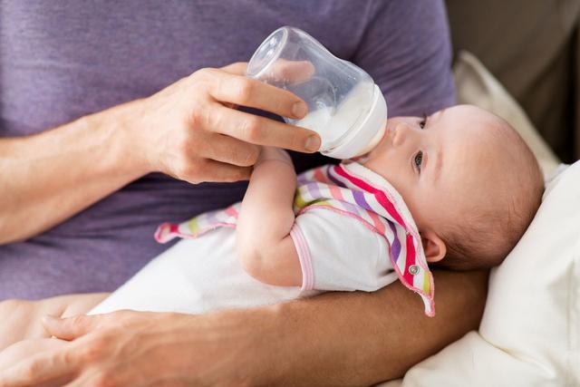 「你的育儿经」孩子吐奶、胀气…可能你拍嗝姿势不对!一文教你正确给宝宝拍嗝