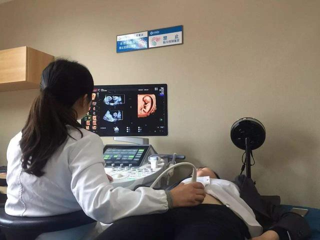 超级宝妈|孕妈四维彩超,婴儿在腹中比心,暖哭医生和妈妈