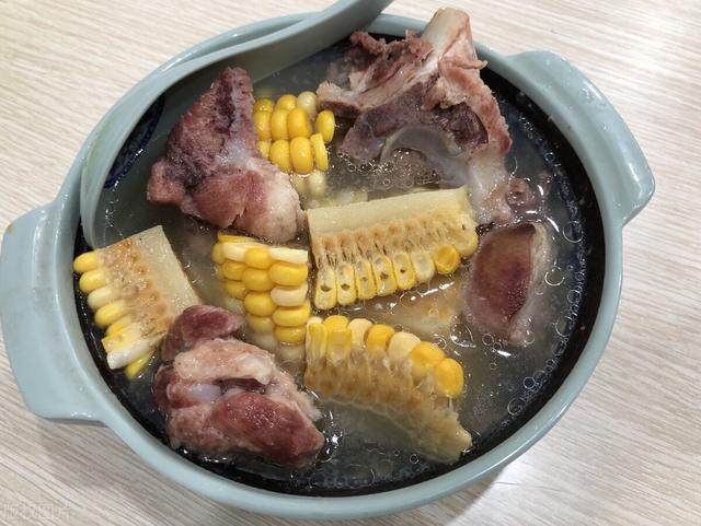 炖排骨汤时，直接炖和焯水都不对，这才是正确做法，营养不流失