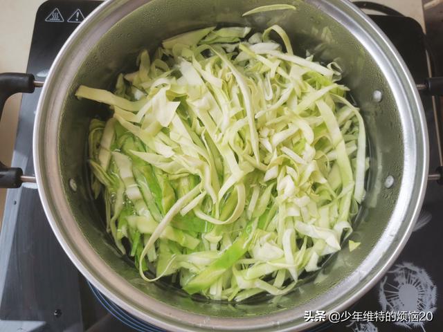 大雪后，这道凉拌菜别错过，5种食材，简单一拌，酸辣爽口又解腻