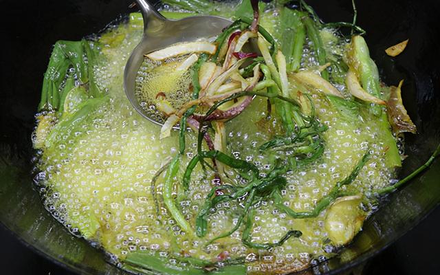 大厨教你秘制香辣红油，色泽红亮，味道醇厚，拌面蘸酱不可少