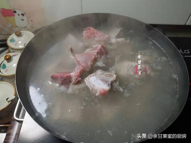 芋头炖排骨，咸鲜软糯，有肉有粗粮，做法也简单