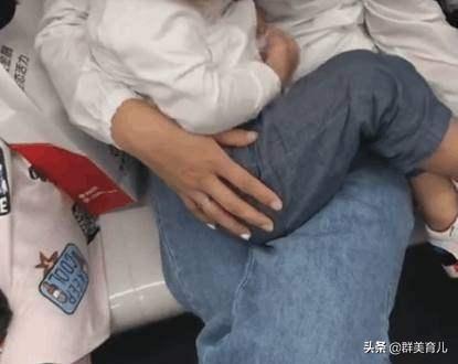 【超级宝妈】宝爸抱娃乘车，全程50分钟无一人让座，举动却令网友泪目