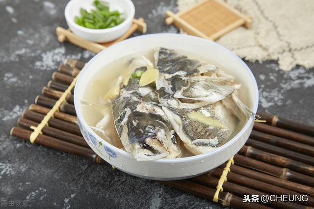 奶白色鱼头豆腐汤，鲜香入味，营养丰富的家常菜，你真的会做吗？