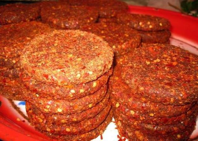 江西大妈把辣椒做成饼，40一斤比牛肉贵，本地人：买来当零食吃
