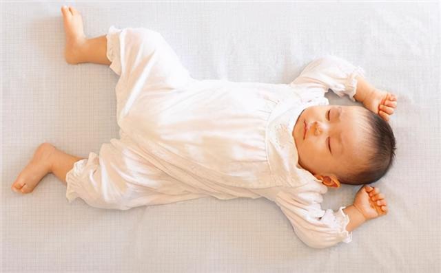 宝宝被包成“毛毛虫”，解开包裹萌翻了：人类幼崽版“破茧成蝶”