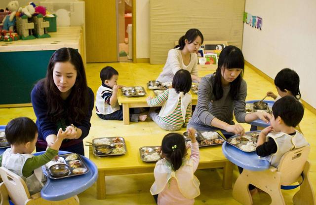 你的育儿经|孩子回家说午餐吃不饱，鸡蛋面没有“鸡蛋”，幼儿园的解释引众怒