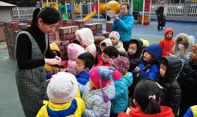 「你的育儿经」孩子上学遭老师抽耳光,爸爸当场报仇:110带我走,120带你走