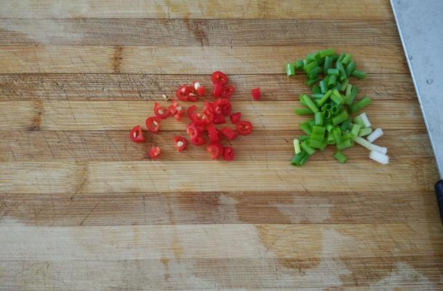 来到东北才知道，大蒜还有这吃法，跟鸡蛋一起吃，给红烧肉也不换