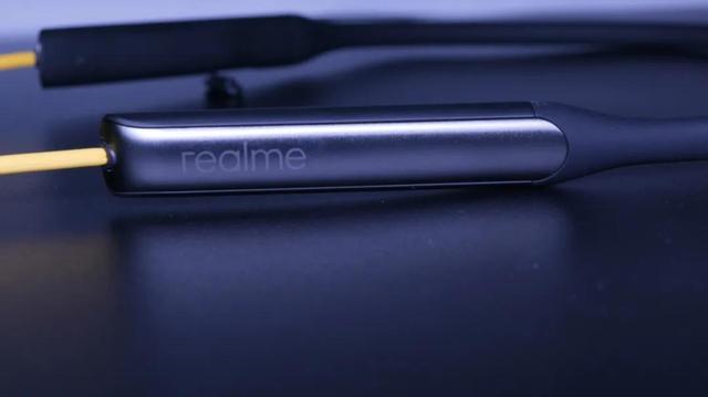 四百块钱做主动降噪，realme 真我黄开箱